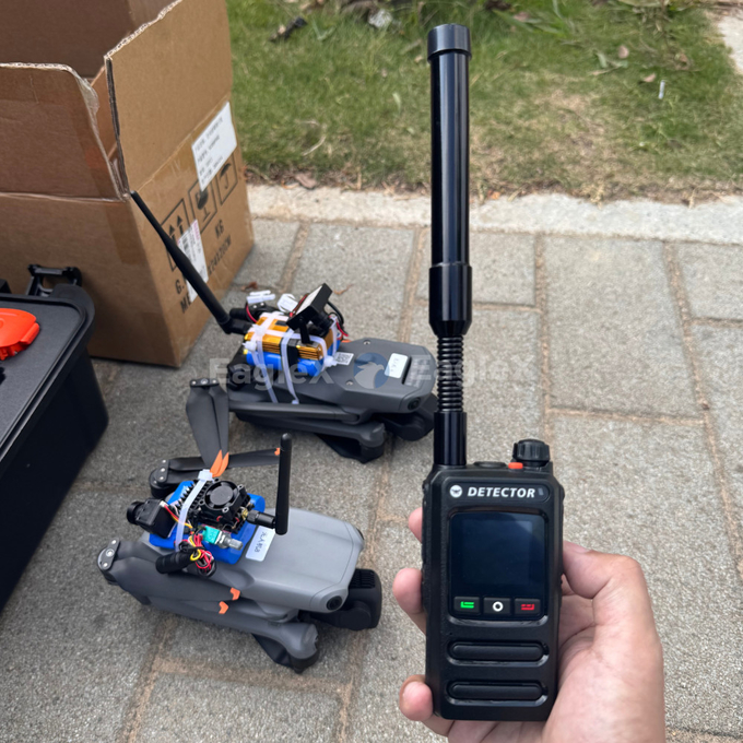 1.5-2KM Handheld FPV Drone detector Detectie 8001500MHz、24002485MHz、57255850MHz 1