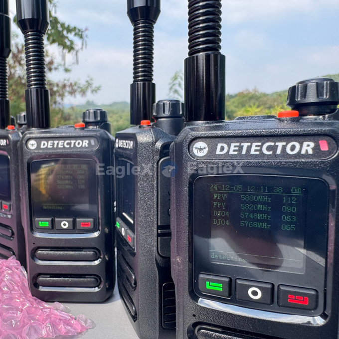 1.5-2KM Handheld FPV Drone detector Detectie 8001500MHz、24002485MHz、57255850MHz 0