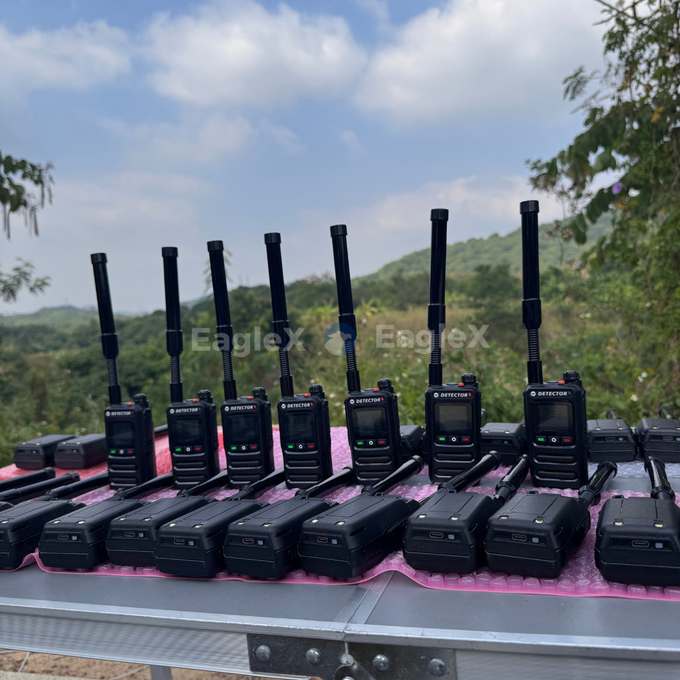1.5-2KM Handheld FPV Drone detector Detectie 8001500MHz、24002485MHz、57255850MHz 2